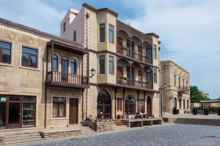 Magnificient buildings in Baku - private walking tour