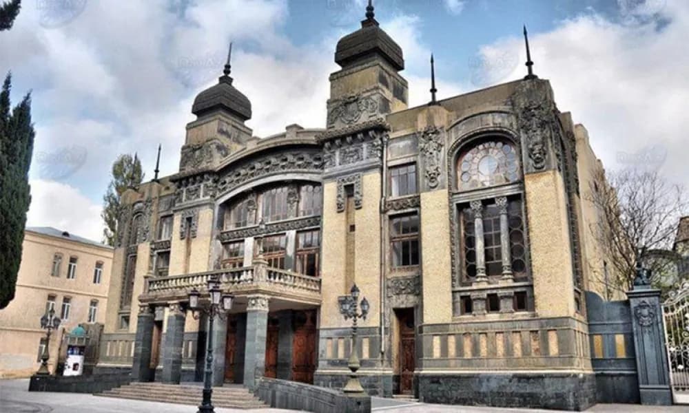 Magnificient buildings in Baku - private walking tour