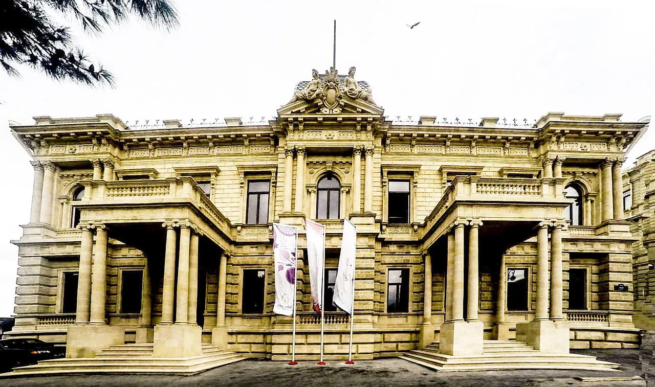 Magnificient buildings in Baku - private walking tour